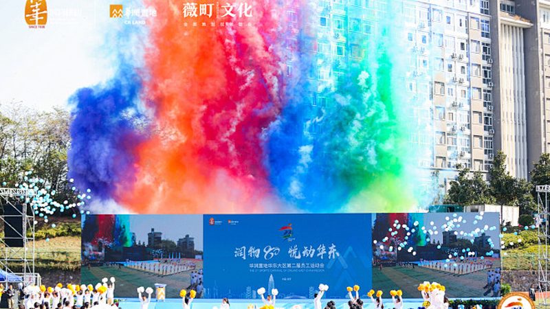 在挑选短视频拍摄厂家时，应关注以下方面：